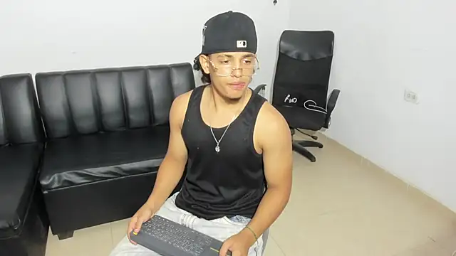Snapshot of samxx_muscle chatting on May 15, 2026, 5:00 pm samxx muscle online show from May 15, 2026, 5:00 pm