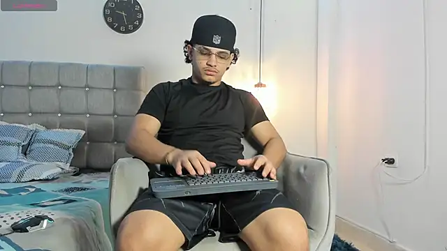 Snapshot of samxx_muscle chatting on November 17, 2025, 2:21 pm samxx muscle online show from November 17, 2025, 2:21 pm