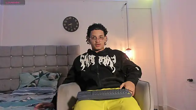 Snapshot of samxx_muscle chatting on December 5, 2025, 1:32 pm samxx muscle online show from December 5, 2025, 1:32 pm