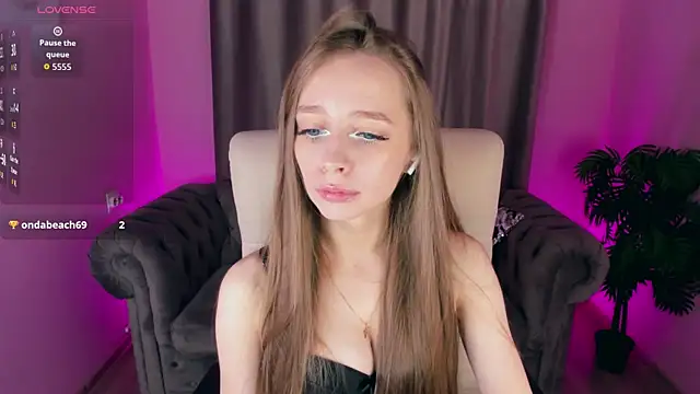 Snapshot of Amy_Waynee chatting on October 8, 2025, 6:19 pm Amy Waynee online show from October 8, 2025, 6:19 pm