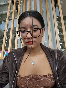 Pretty roxxyy online show from November 28, 2025, 1:33 pm