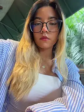 Snapshot of Pretty_roxxyy chatting on July 3, 2026, 3:40 pm Pretty roxxyy online show from July 3, 2026, 3:40 pm