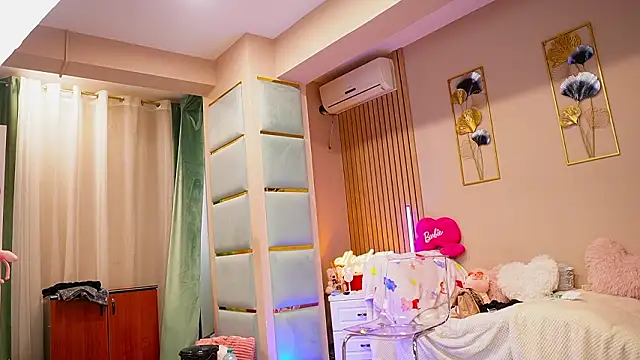 Snapshot of SabrinaJade chatting on February 3, 2026, 5:49 am SabrinaJade online show from February 3, 2026, 5:49 am