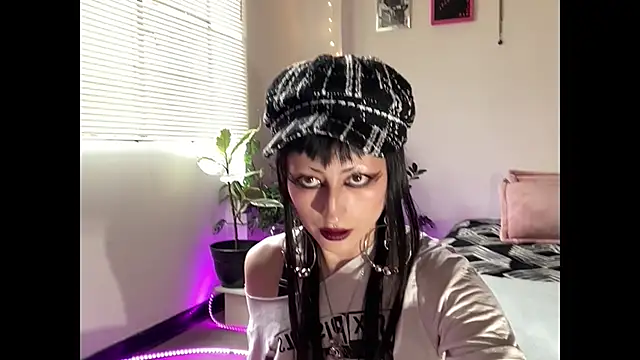 ELENA UMBRA online show from December 17, 2025, 8:14 pm