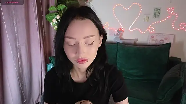 Snapshot of _holly_berry_ chatting on October 5, 2025, 1:40 am holly berry online show from October 5, 2025, 1:40 am