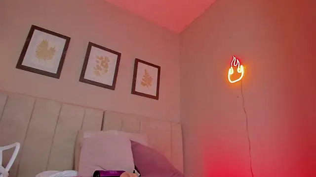  lucia 18 online show from November 26, 2025, 1:33 pm