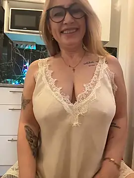 Snapshot of O-Eva chatting on February 4, 2026, 10:27 pm O-Eva online show from February 4, 2026, 10:27 pm