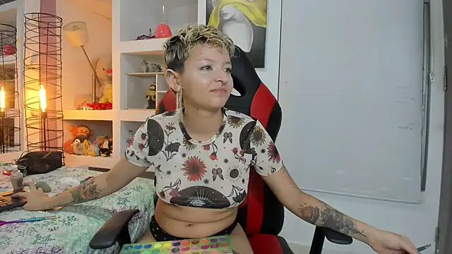 Snapshot of angels_petite_ chatting on September 27, 2025, 2:50 am angels petite online show from September 27, 2025, 2:50 am