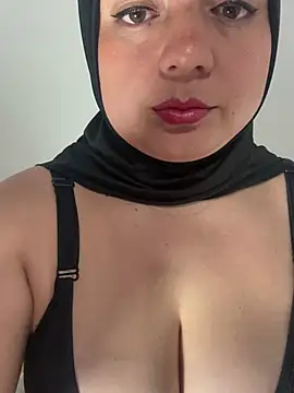 Snapshot of bluum chatting on February 18, 2026, 4:32 am bluum online show from February 18, 2026, 4:32 am