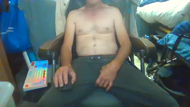 Snapshot of Lovyourpuss chatting on April 22, 2026, 12:12 pm Lovyourpuss online show from April 22, 2026, 12:12 pm