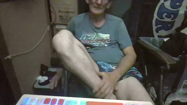 Snapshot of Lovyourpuss chatting on May 17, 2026, 2:06 pm Lovyourpuss online show from May 17, 2026, 2:06 pm