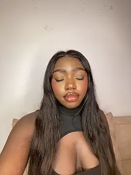 Snapshot of alissradiante1 chatting on May 6, 2026, 12:14 am alissradiante1 online show from May 6, 2026, 12:14 am