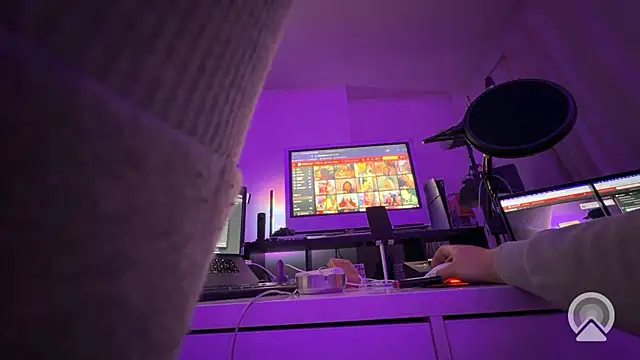 Nudistboyy22 online show from November 24, 2025, 2:44 am