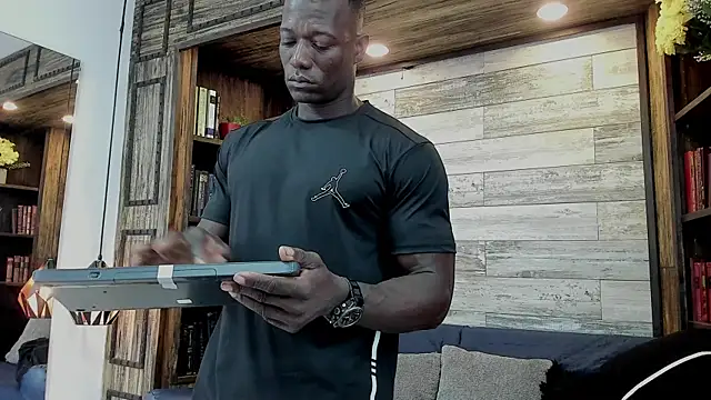 Snapshot of MarcusBlack_ chatting on December 19, 2025, 12:18 pm MarcusBlack online show from December 19, 2025, 12:18 pm