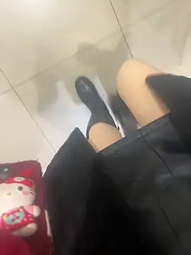 xiaoyuan01 online show from December 1, 2025, 1:39 am