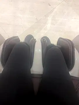 xiaoyuan01 online show from December 22, 2025, 1:50 am