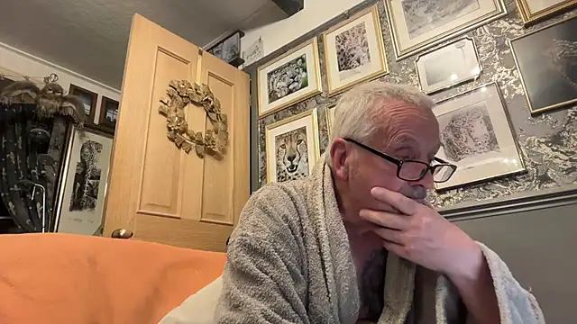 Snapshot of poggles chatting on April 6, 2026, 8:43 pm poggles online show from April 6, 2026, 8:43 pm