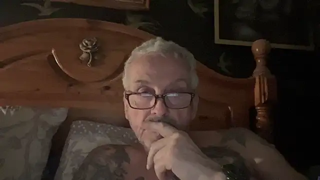 Snapshot of poggles chatting on March 18, 2026, 8:32 pm poggles online show from March 18, 2026, 8:32 pm
