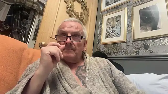 Snapshot of poggles chatting on April 12, 2026, 7:50 pm poggles online show from April 12, 2026, 7:50 pm