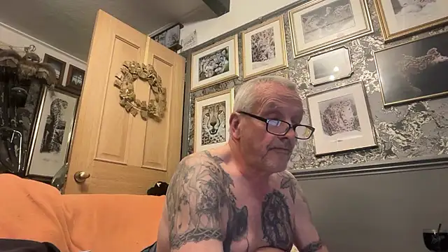 Snapshot of poggles chatting on April 4, 2026, 8:37 pm poggles online show from April 4, 2026, 8:37 pm