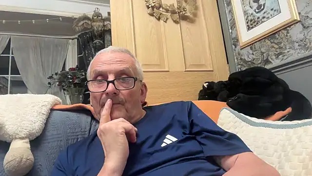Snapshot of poggles chatting on April 1, 2026, 8:50 pm poggles online show from April 1, 2026, 8:50 pm