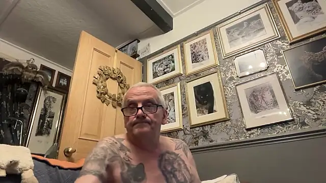 Snapshot of poggles chatting on March 31, 2026, 7:16 pm poggles online show from March 31, 2026, 7:16 pm