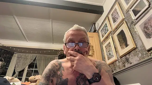 Snapshot of poggles chatting on March 3, 2026, 8:49 pm poggles online show from March 3, 2026, 8:49 pm
