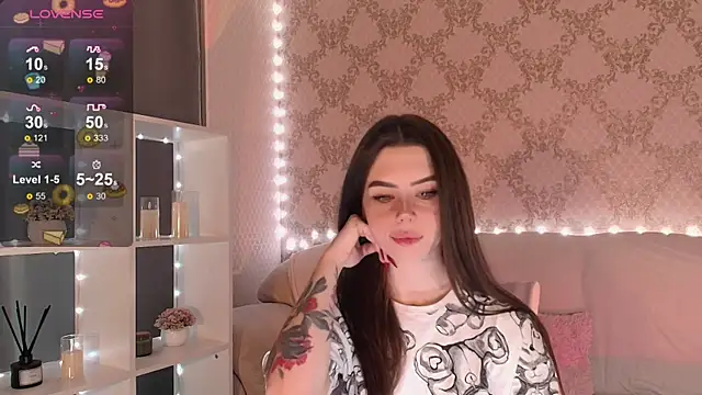 Snapshot of HolyMiax chatting on December 15, 2025, 3:12 am HolyMiax online show from December 15, 2025, 3:12 am