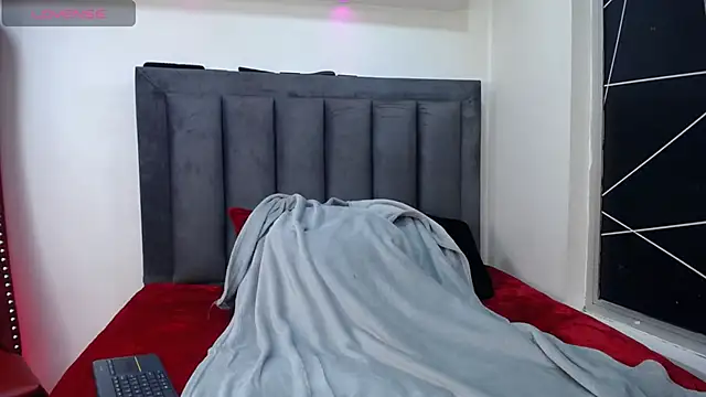 Snapshot of EmmaJhomson chatting on November 20, 2025, 8:20 pm EmmaJhomson online show from November 20, 2025, 8:20 pm