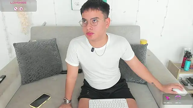 Snapshot of Young_Ben chatting on July 3, 2026, 2:01 pm Young Ben online show from July 3, 2026, 2:01 pm