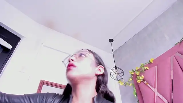 viollettaa  online show from January 10, 2026, 7:09 pm