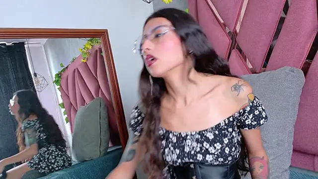 viollettaa  online show from December 21, 2025, 8:09 pm