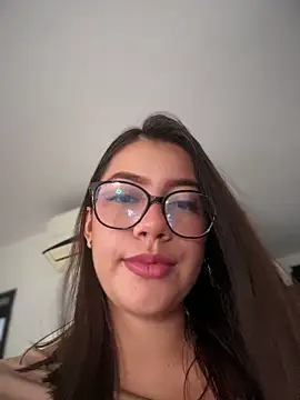 Snapshot of sara_calderon chatting on May 17, 2026, 11:43 am sara calderon online show from May 17, 2026, 11:43 am
