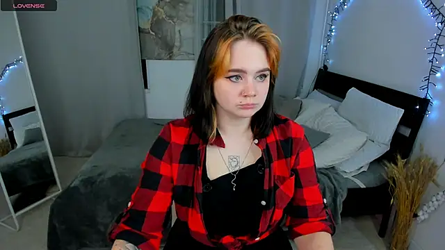 lunaalli online show from October 6, 2025, 4:19 pm