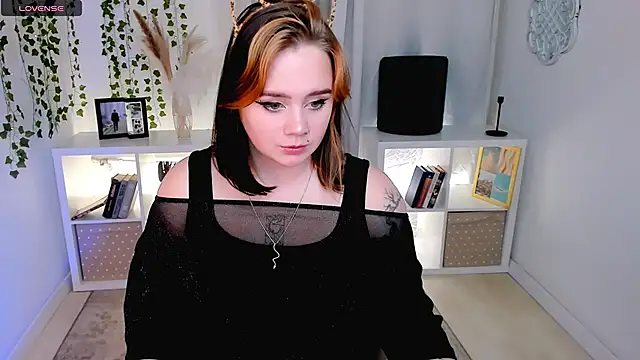 lunaalli online show from October 16, 2025, 2:25 pm