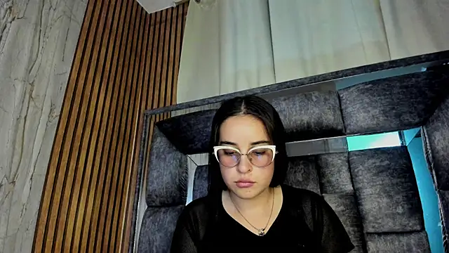 Cherry  Hot online show from December 17, 2025, 12:26 am