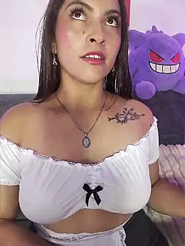 Snapshot of Fox_Roxxan chatting on April 19, 2026, 2:34 am Fox Roxxan online show from April 19, 2026, 2:34 am