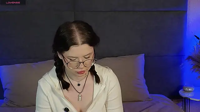 Snapshot of RianaRey chatting on June 5, 2026, 6:18 am RianaRey online show from June 5, 2026, 6:18 am