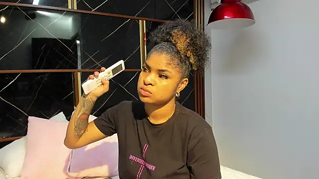 HannyThompson online show from November 6, 2025, 12:20 pm