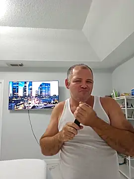 cubanitofeliz40 online show from April 8, 2026, 7:37 pm