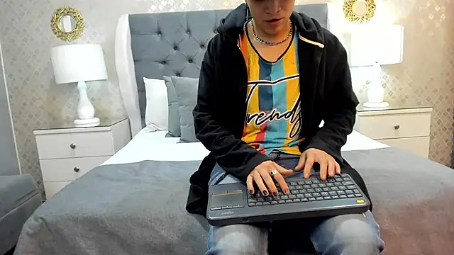 ZoeKrug online show from October 10, 2025, 11:55 am