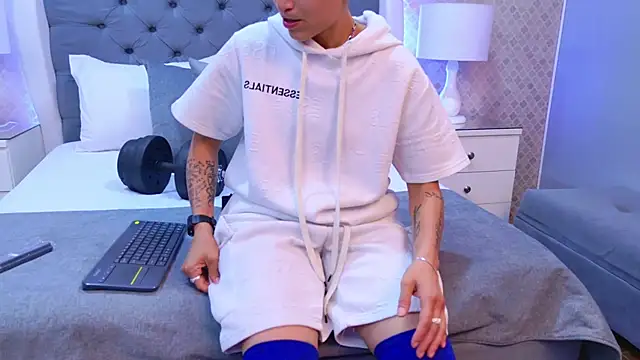 ZoeKrug online show from November 28, 2025, 7:58 pm