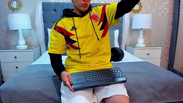 ZoeKrug online show from October 11, 2025, 11:55 am