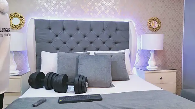 Snapshot of ZoeKrug chatting on December 17, 2025, 11:48 am ZoeKrug online show from December 17, 2025, 11:48 am