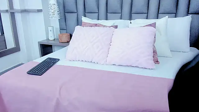 Snapshot of ZoeKrug chatting on February 16, 2026, 12:26 pm ZoeKrug online show from February 16, 2026, 12:26 pm