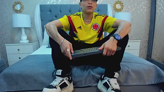 ZoeKrug online show from October 2, 2025, 11:46 am