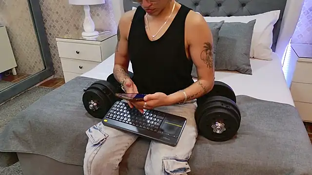 Snapshot of ZoeKrug chatting on December 20, 2025, 7:17 pm ZoeKrug online show from December 20, 2025, 7:17 pm