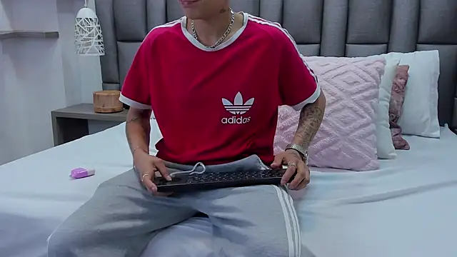 Snapshot of ZoeKrug chatting on March 3, 2026, 12:12 pm ZoeKrug online show from March 3, 2026, 12:12 pm