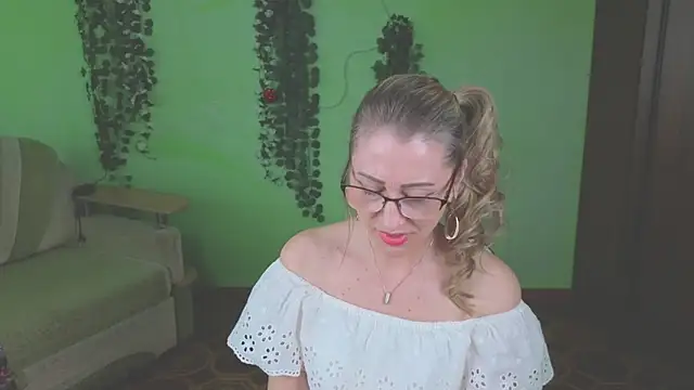 Snapshot of Habibi_Honeyy chatting on June 8, 2026, 1:00 pm Habibi Honeyy online show from June 8, 2026, 1:00 pm