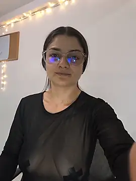 Snapshot of Coralinne__ chatting on May 27, 2026, 1:04 am Coralinne online show from May 27, 2026, 1:04 am